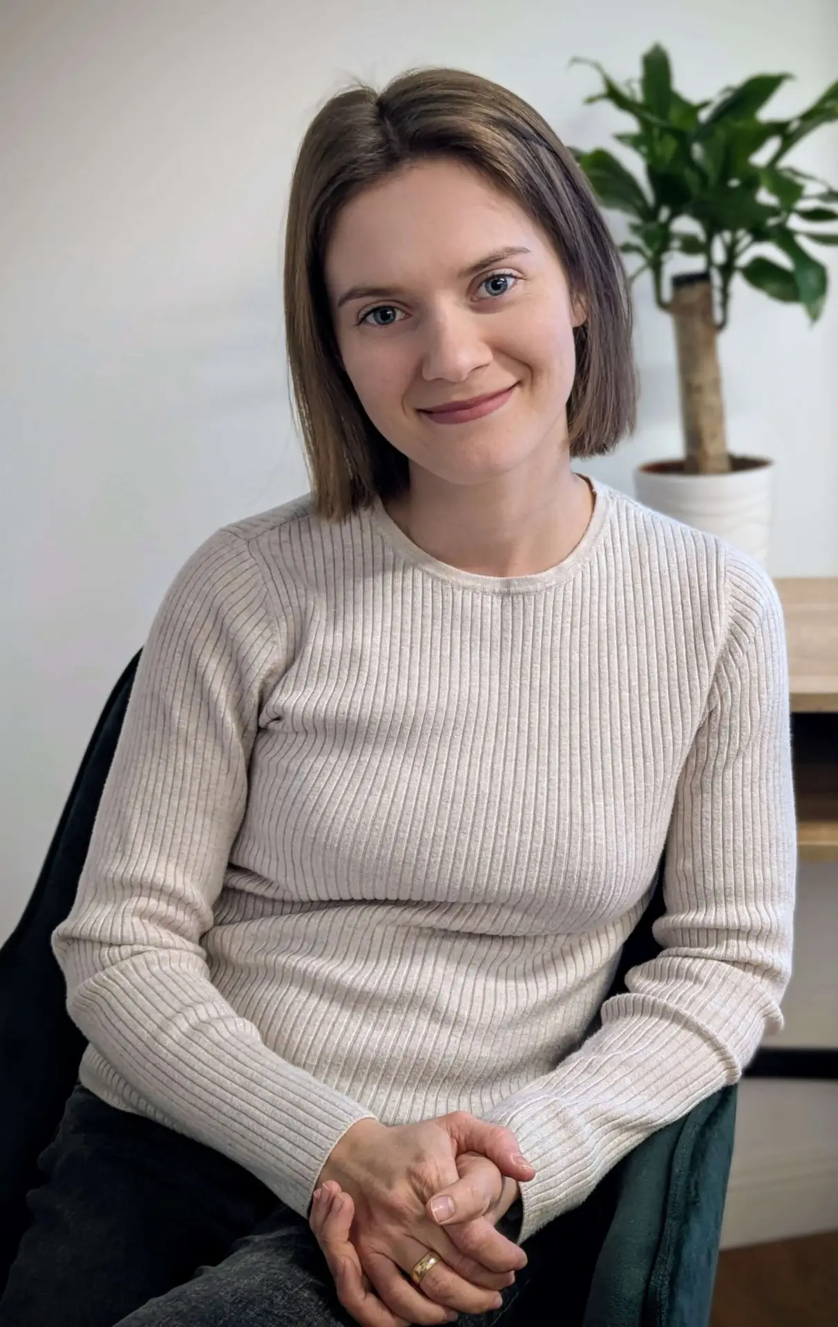 Psychoterapeuta i psycholog Justyna Nowak w fotelu